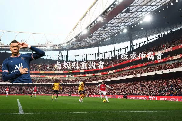 VAR:足球场上的「技术仲裁者」与规则重构者